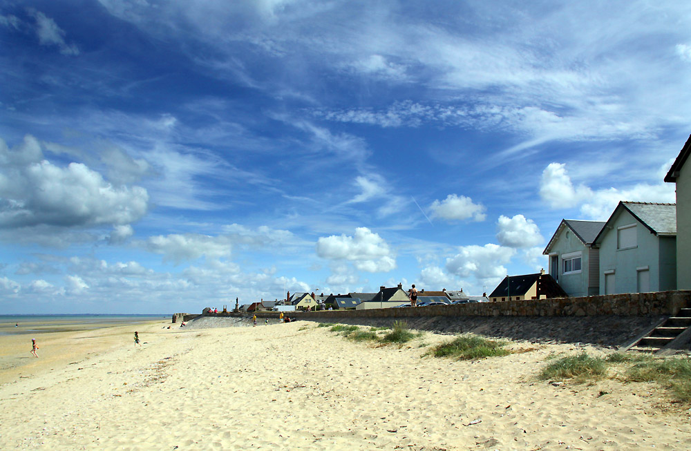 Sur la plage de Ravenoville. by Gilles Tret