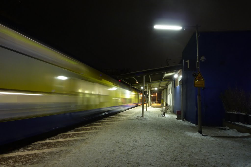 Metronom verlässt Winsen bei Schnee und Dunkelheit by Flojan