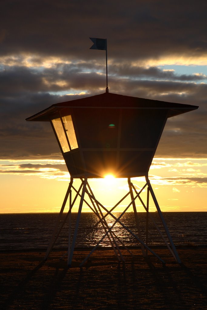 Lifeguard tower, Nallikari by Kimmo Lahti