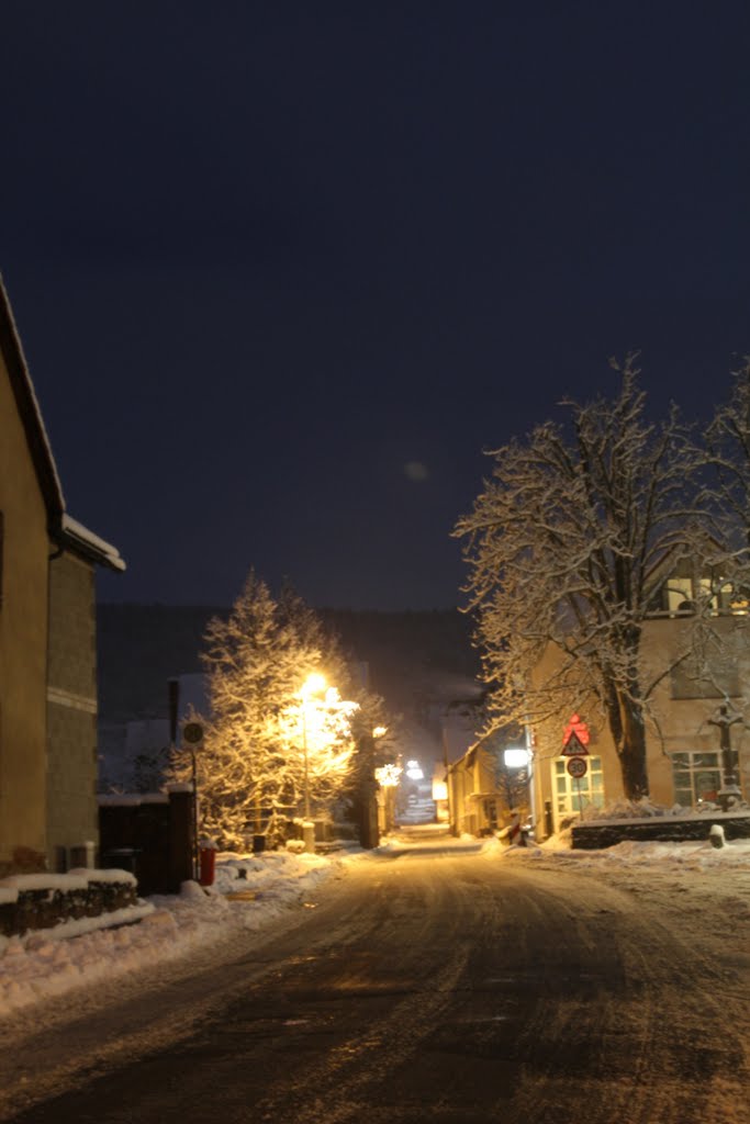 Röllfeld bei Nacht nach starkem Schneefall im Dezember 2010 (hier: Blick in die Langgasse nach oben) by kdh865