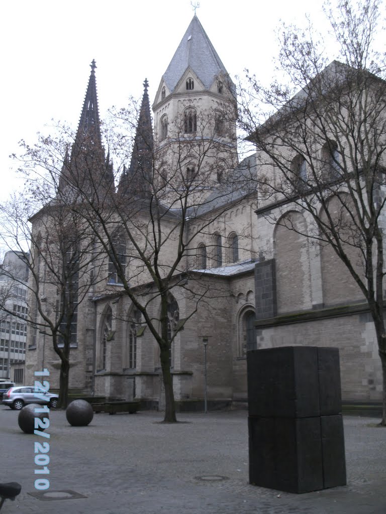 Köln; St. Andreas, Dom im Hintergrund by Thomas Esch