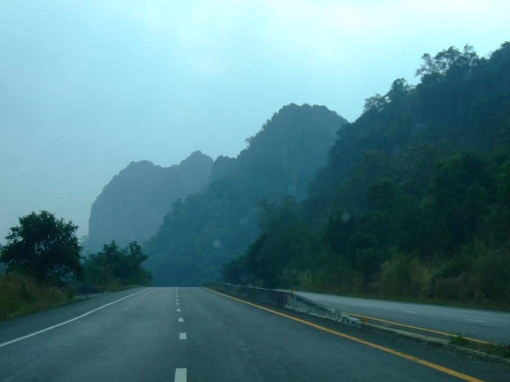 The road to Pa Tai Cave by Assawin