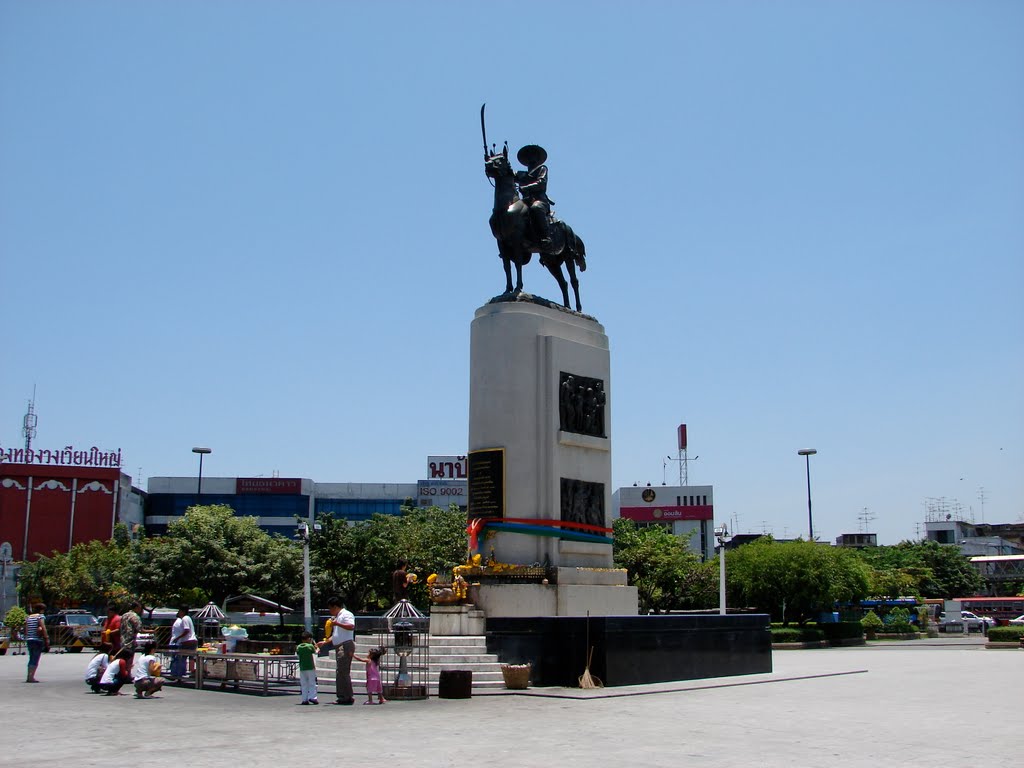 King Taksin Monument by petergutti