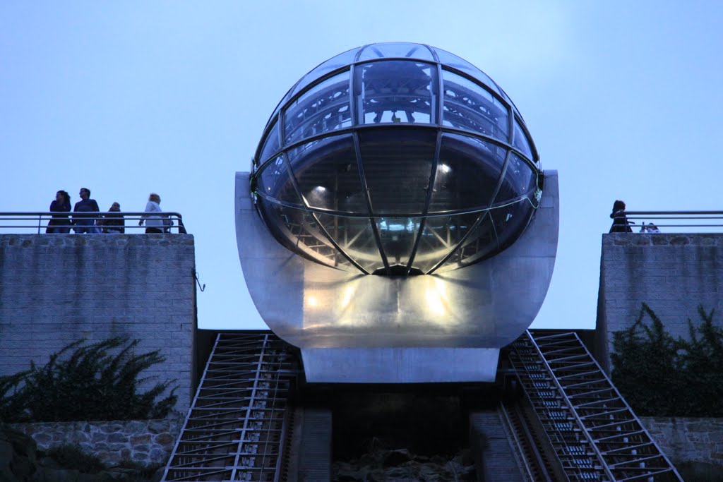 A Coruña. Mount San Pedro elevator (CONTACT spaceship by Karl Sagan?). A "ARIELITA" do Monte San Pedro para visitar o Espacio exterior. by Beto X.