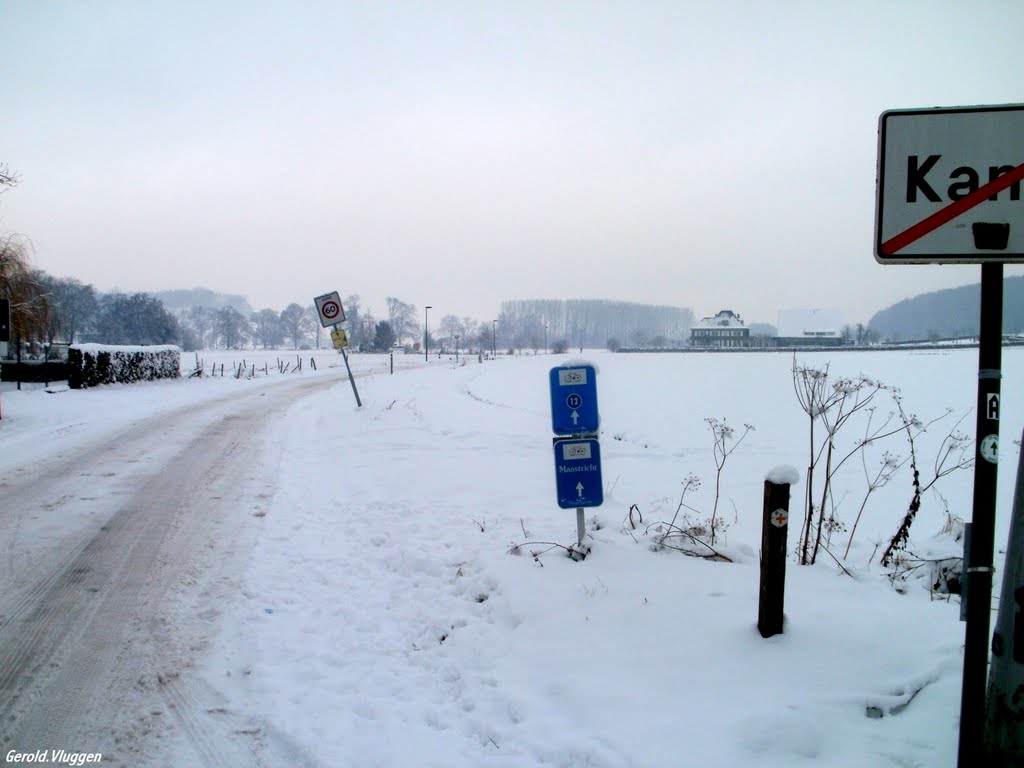 De weg naar Maastricht het Jekerdal.......hier was het echt glad de belgen doen niets aan wegen VEGEN>............21 Dec. 2010 by Gerold Vluggen