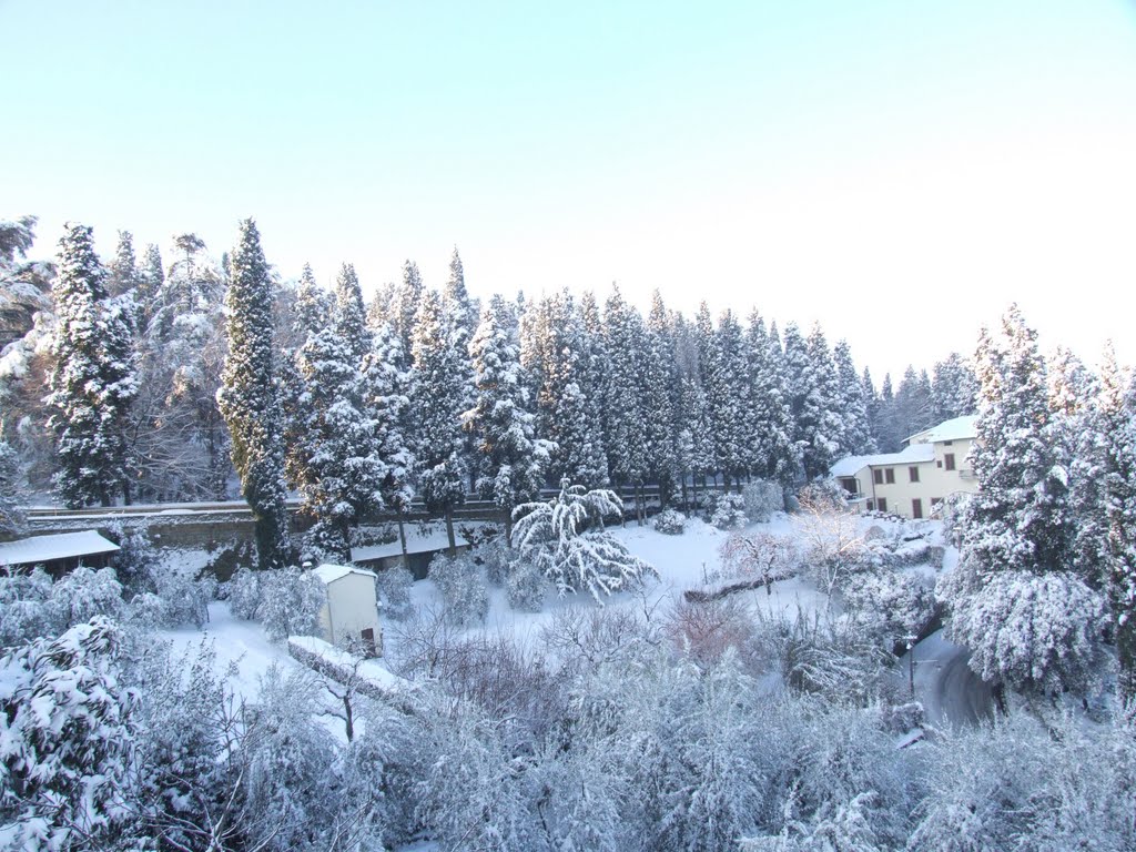 La casa dei vicini-lontani. Là sta anche una nostra amica. Sotto alla tettoia a sinistra... by Mimmi Cassola!