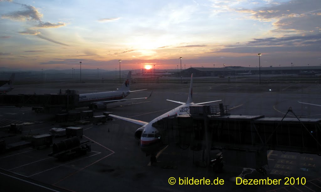 Sonnenaufgang am Flughafen Kuala Lumpur by bilderle.de