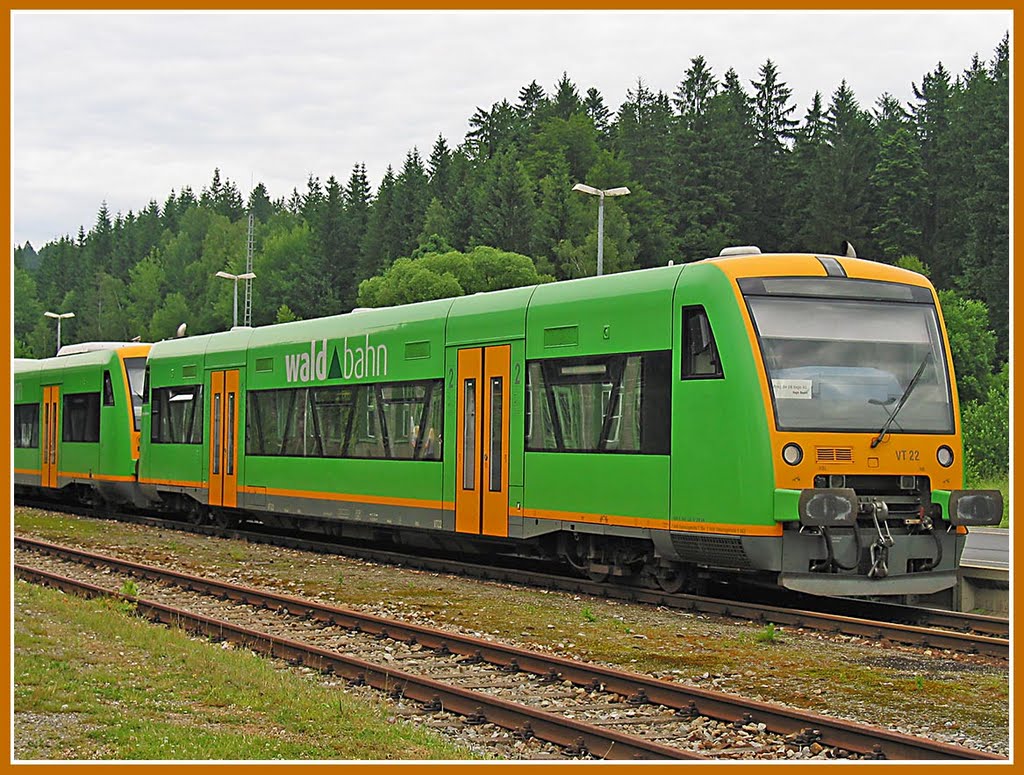 Bayerisch Eisenstein: Die Waldbahn vor der Abfahrt in Richtung Zwiesel; 24-06-2008 by fuchsensteiner