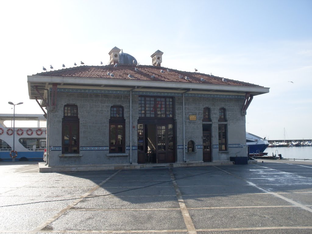 Kadıköy, Bostancı İskelesi by Kasım OKTAY