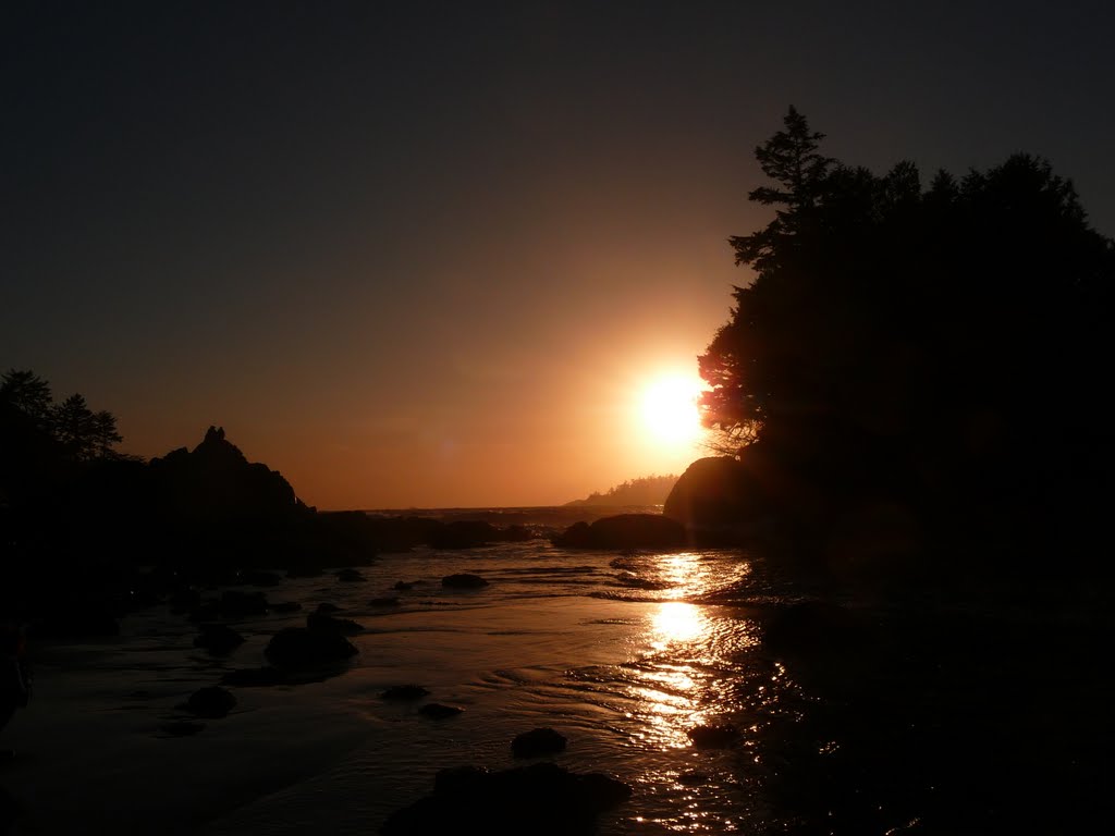 People watching tofino sunset by schlocks-banaroo-twi…