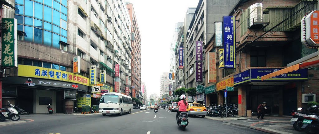 New Taipei, Banqiao District, New Taipei City, Taiwan by ImagingTaipei10