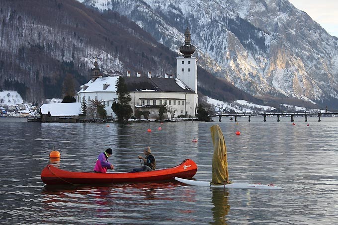 Die Wächter an Land und im Wasser. An der ersten Boje vor dem Schloss Ort ankert nun ein Wächter des Lichtes und weitere an der Esplanade Gmunden beim Barix Schowroom. Demnächst machen wir eine Wächterwanderung. Danke an Fritz und Waldo by Manfred Kielnhofer