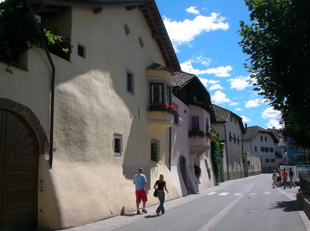 Lärmschutz einmal anders : kleine Fenster, Rammschutz: sehr dicke Mauern… Die Unterrainer Straße in Richtung Zentrum St. Pauls by Reinhard Klenke