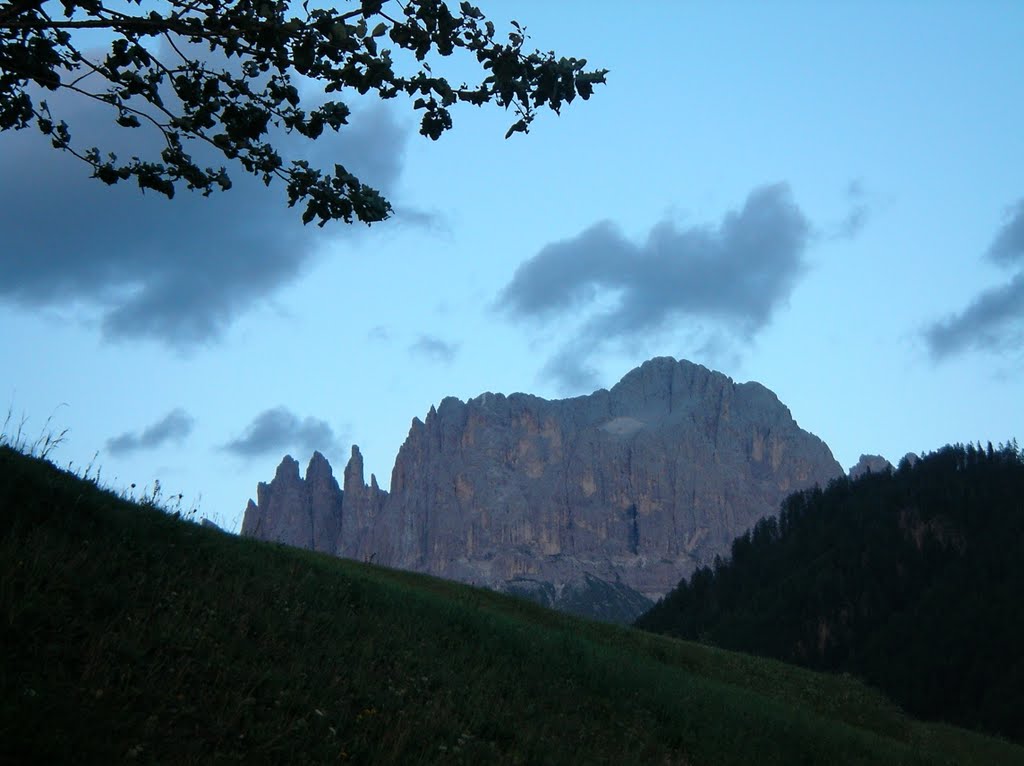 . . . und im Osten gehen die Vajolet-Türme, ganz links, eiskalt in die Nacht... Das Alpenglühen ist vertagt auf morgen . . . by ReinhardKlenke