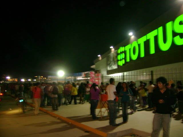 OPEN Plaza de Piura - TOTTUS by Percy Alejandro