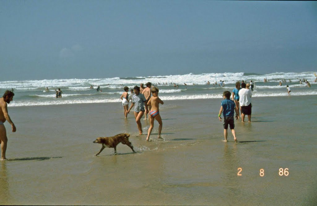 Badespaß am Strand von Perranporth, Cornwall, England 1986 by Rolfi