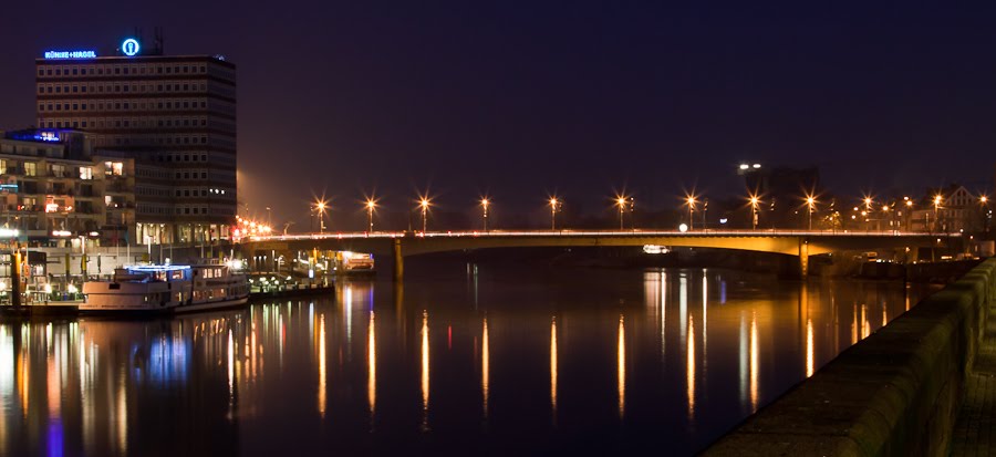 Wilhelm-Kaisen-Brücke by Kalle Knipser