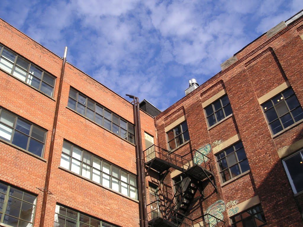 Bâtiment d'ubisoft Montreal, Derrière by Karl Kenney