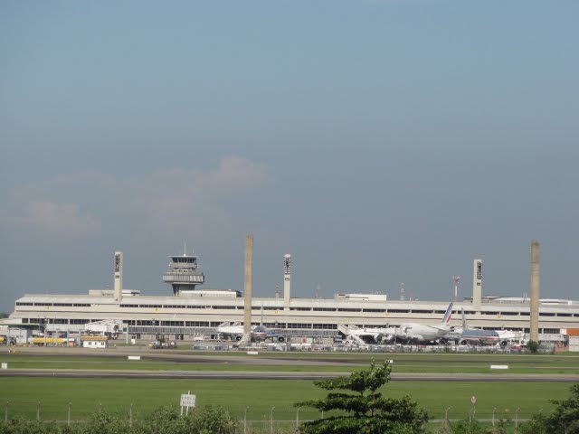 Aeroporto Internacional do Rio de Janeiro visto da Linha Vermelha - dezembro de 2010. by Carlos Roberto Capis…