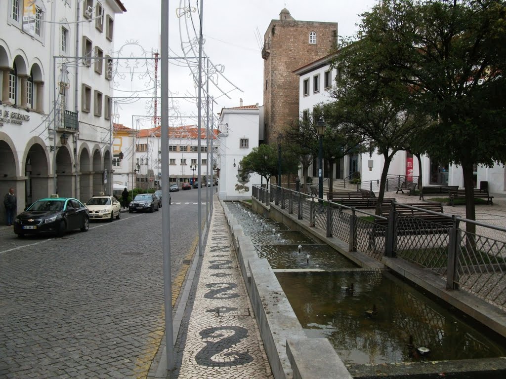 Rua da Cadeia, Elvas. Ponto de taxis à esquerda. Portugal by Caio Graco Machado