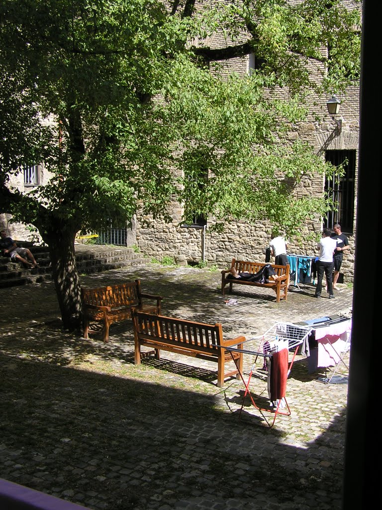 Camino may 2009, Pamplona, the albergue by Jacobum