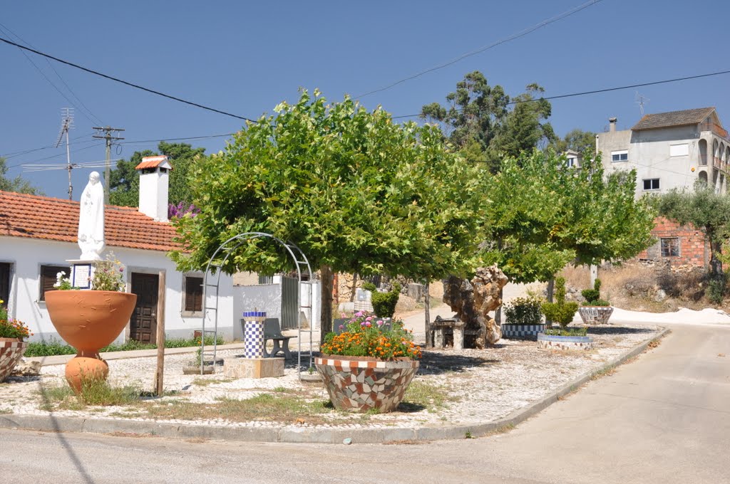 Praça perto da Igreja de Pelma by Nelson Ferraz