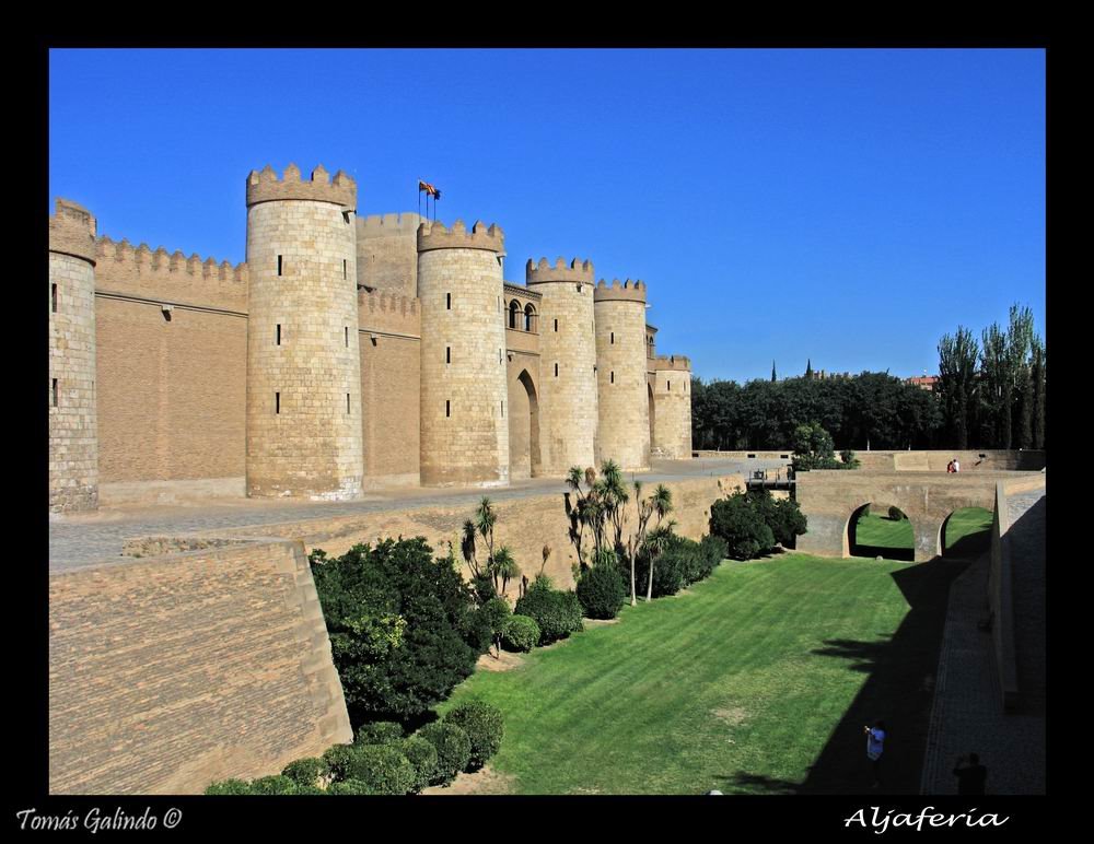 Aljafería, foso y muralla by Tomás Galindo (Poesí…