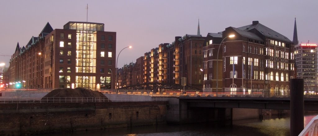 Blick vom Oberhafen auf die Hamburger Speicherstadt. by Dierk Lawrenz