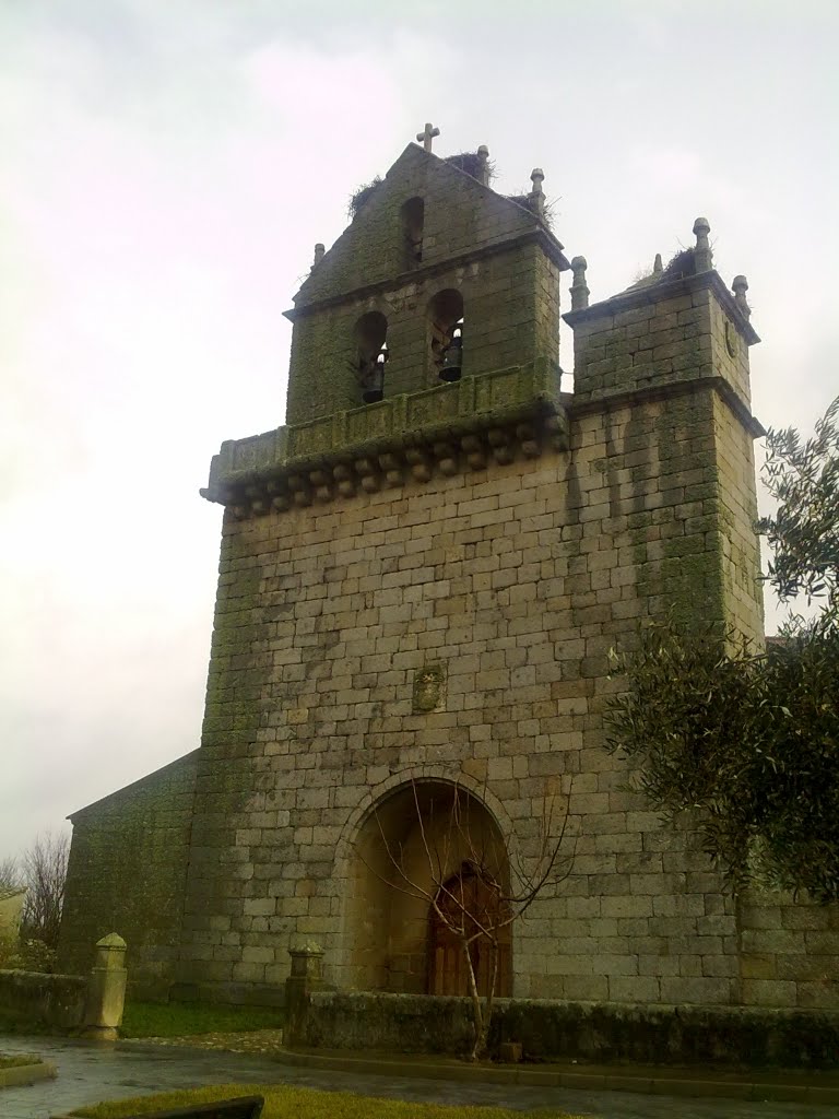 Fachada principal de S. Pedro apóstol, Bañobárez. by o rey do café