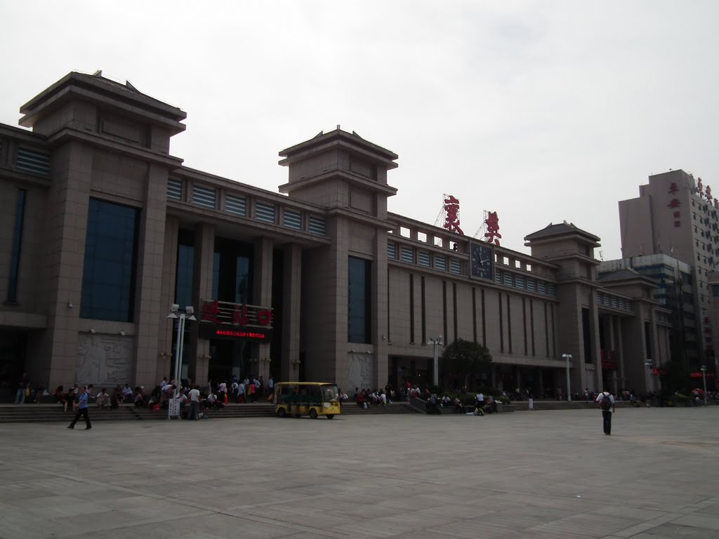 Xiangfan Railway Station 襄樊火车站 by Luke LOU