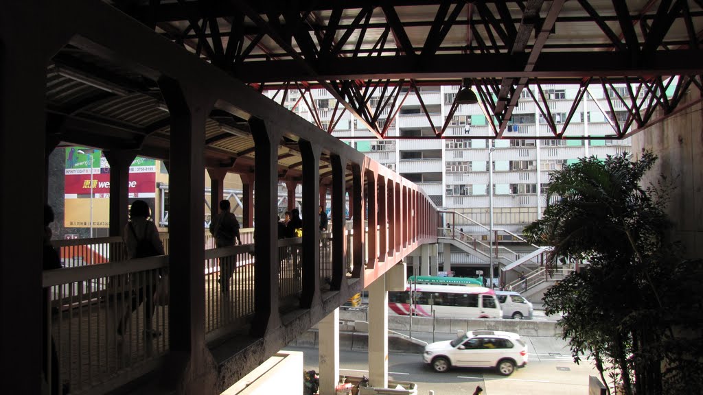 Footbridge linking Ping Shek Estate & Ngau Chi Wan Municipal Services Building by thinsing