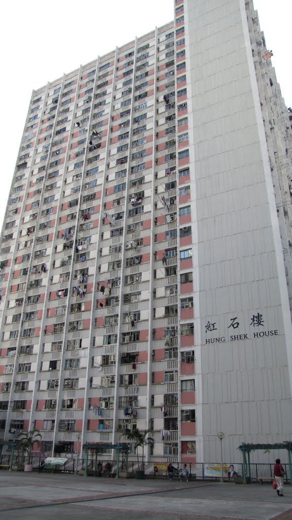 Hung Shek House, Ping Shek Estate by thinsing