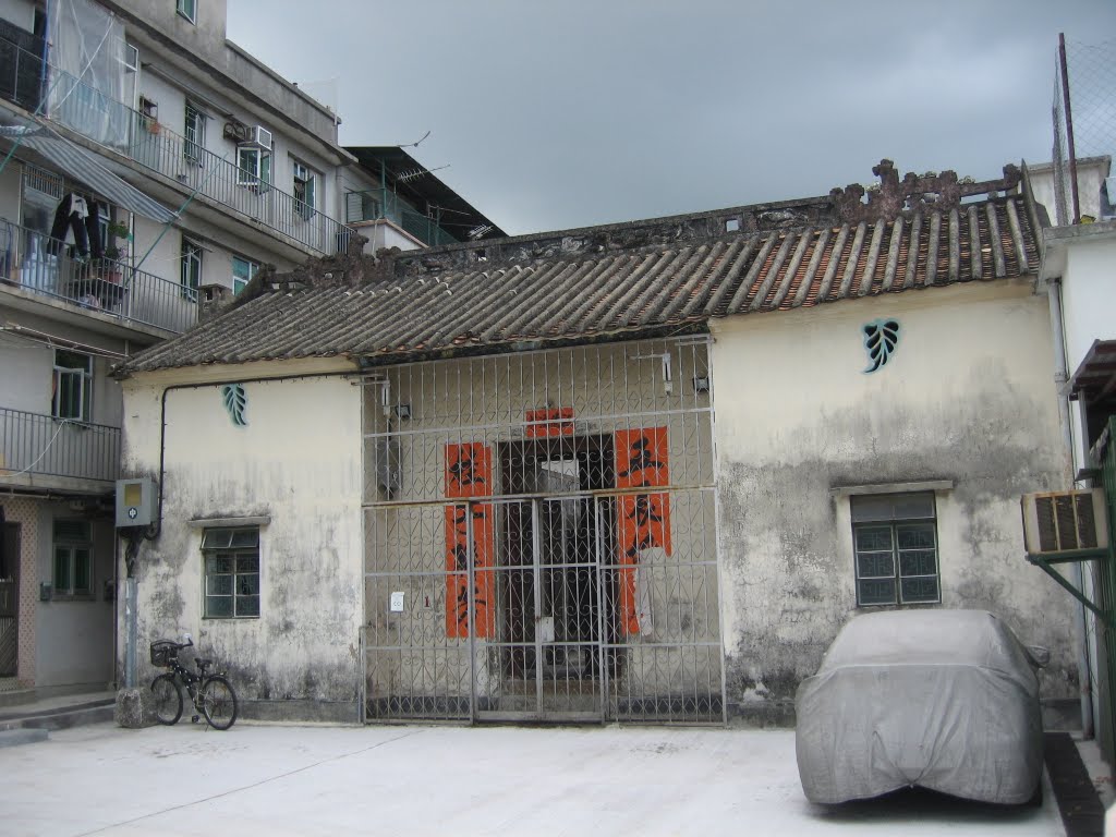 Ping Shan Village - unrenovated family hall by Kevin J. Norman