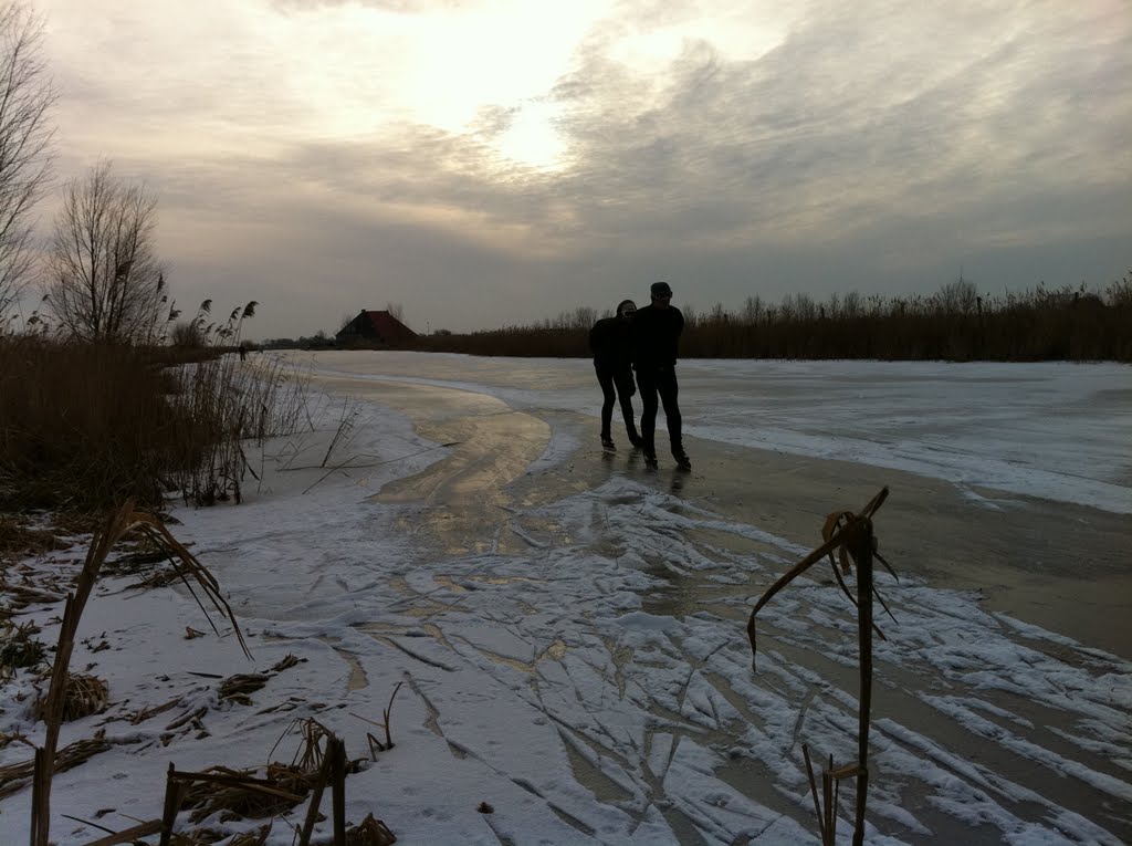 Schaatsers op de Frjentsjerterfeart by Skilplein