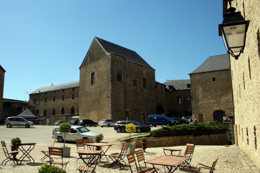 Sedan la cour du château by Gilles.Villanfin