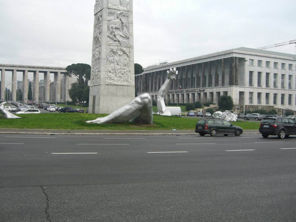 Piazza Guglielmo Marconi. Obelisco e in basso "IL RISVEGLIO" OPERA di SEWARD JOHNSON by rosario miraldi