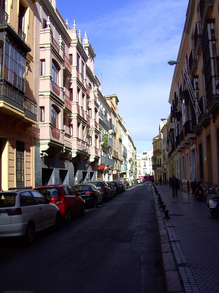 Calle del Amor de Dios, Sevilla, España by Caio Graco Machado