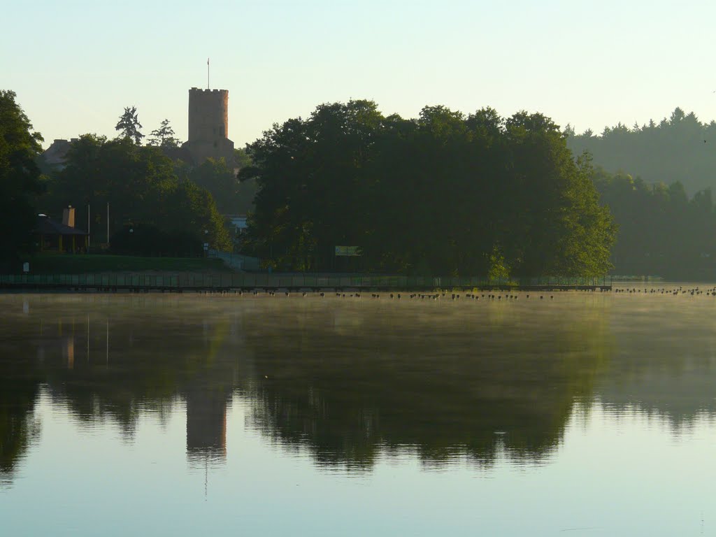 Polska_Łagów Lubuski (Lagow)_Castle of the Order of Saint John (Zamek Johannitow, Johanniterburg) in the morning light nearby the lake Jezioro Łagówskie (Lagower See)_P1160350.JPG by George Charleston