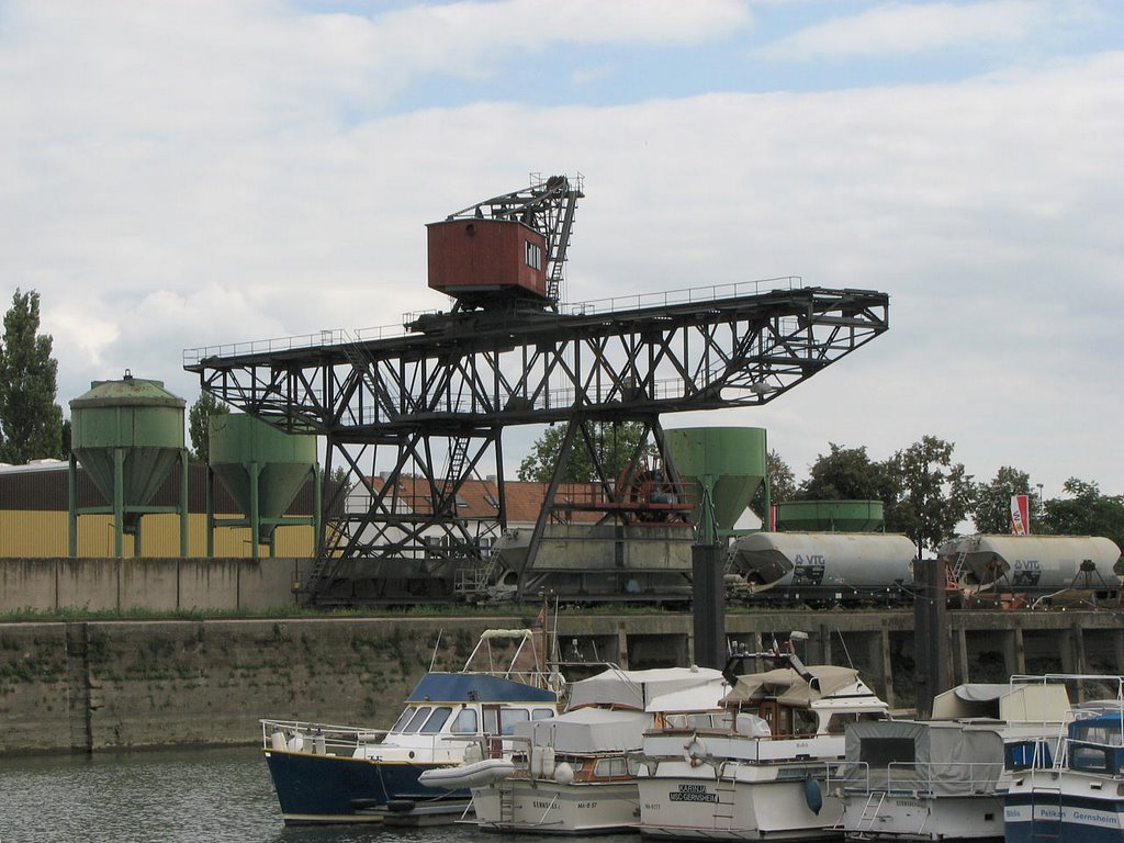 Alter Hafenkran im Hafen von Gernsheim by L188