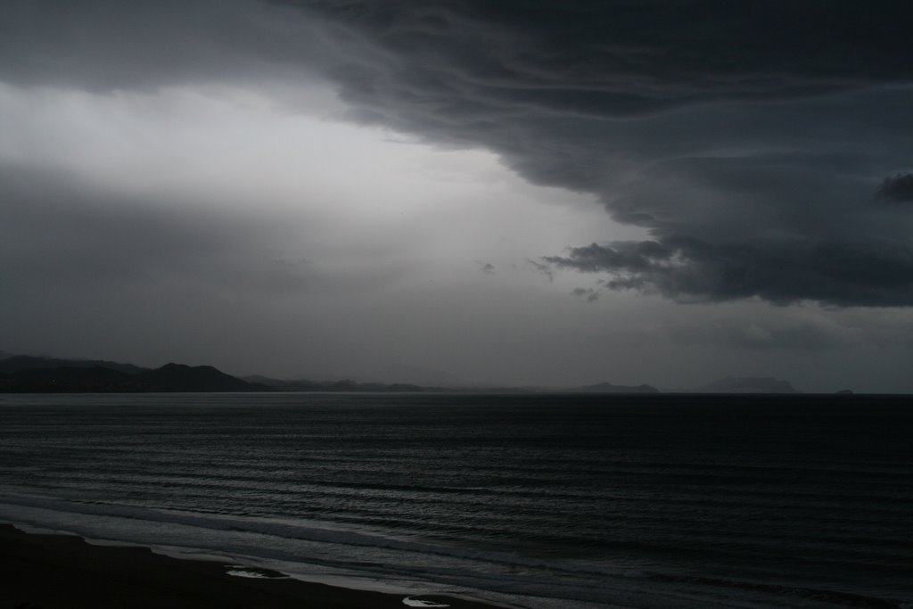 Tormenta Playa de San juan by Gus72