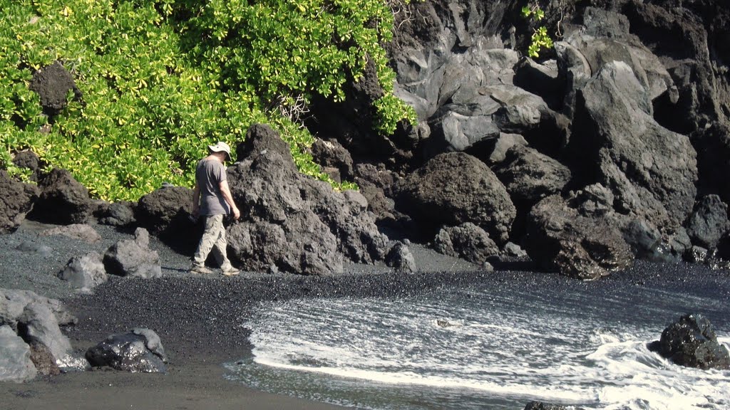 Czarna plaza na wyspie Maui-Hawaje.Black sand beach . Maui the Island of Hawai'i by Demusiak