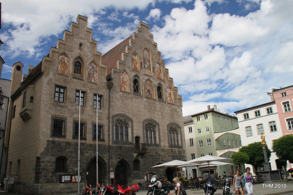 Blick auf das Rathaus von Wasserburg/Inn by Thor Alexander