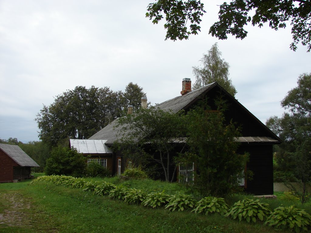 Māja pie Sarkaņu Jaunavas Marijas Bezvainīgās Ieņemšanas Romas katoļu baznīcas, Sarkaņi, Lendžu pagasts, Rēzeknes novads, Latvia by M.Strīķis