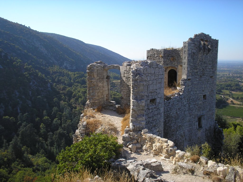 Ruines du château d'Oppède le Vieux by Le photographe incon…