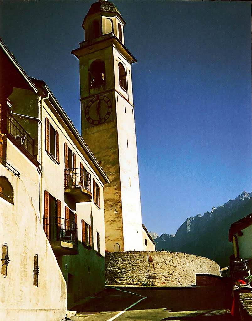 Soglio (Bergell/Schweiz): Kirchturm von San Lorenzo, im Hintergrund die Bondascagruppe by dudeyberlin