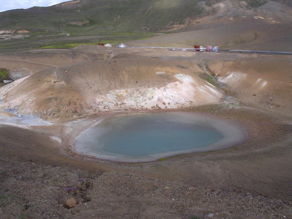 Petit lac de cratère by Jonathan Sidler