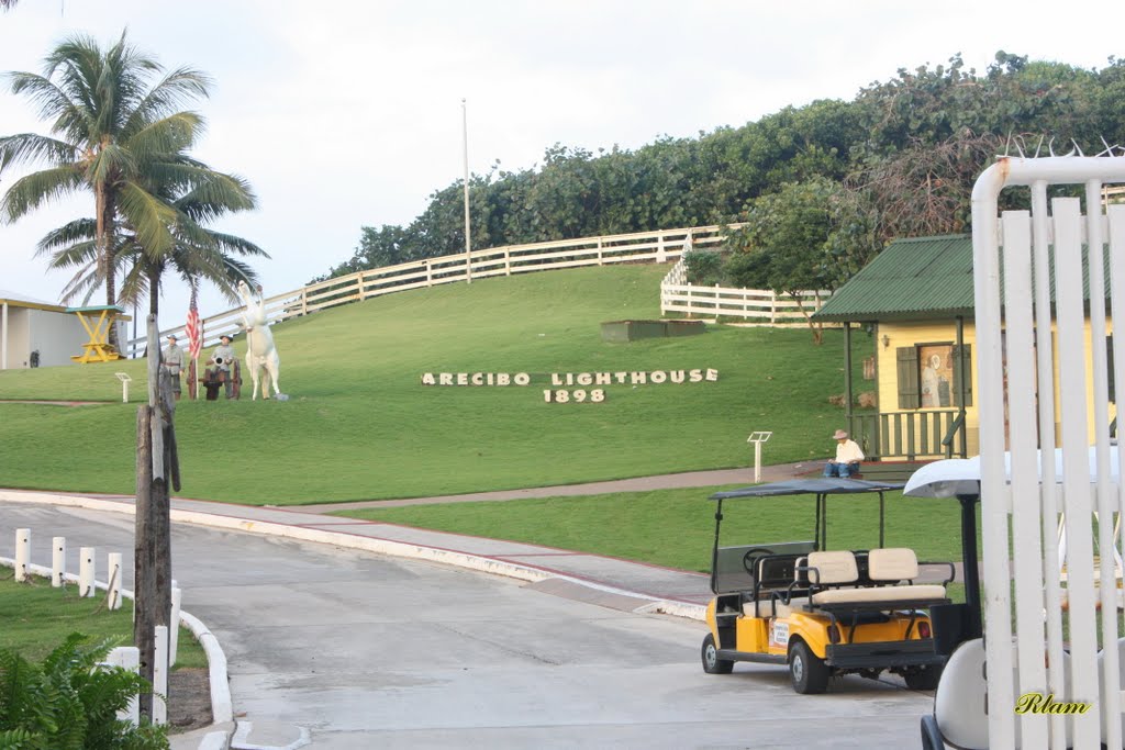 Entrada del Parque de Atracciones del Faro de Arecibo. by Roberto Lam