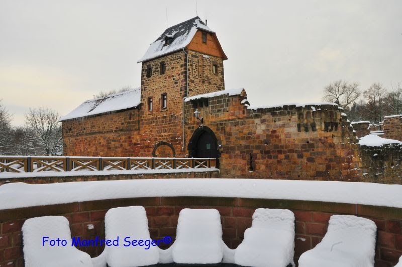 WINTERLICHE BURGRUINE IN BAD VILBEL by Manfred Seeger