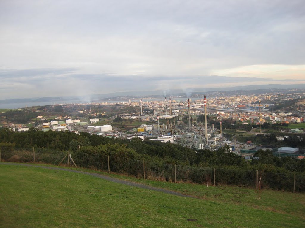 Vista da Refinería dende o Monticaño by Foto Colocador