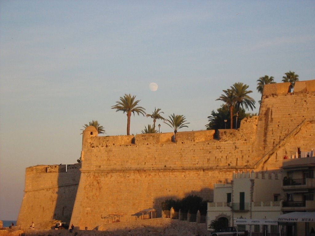 Luna sobre murallas by Santos Fernández